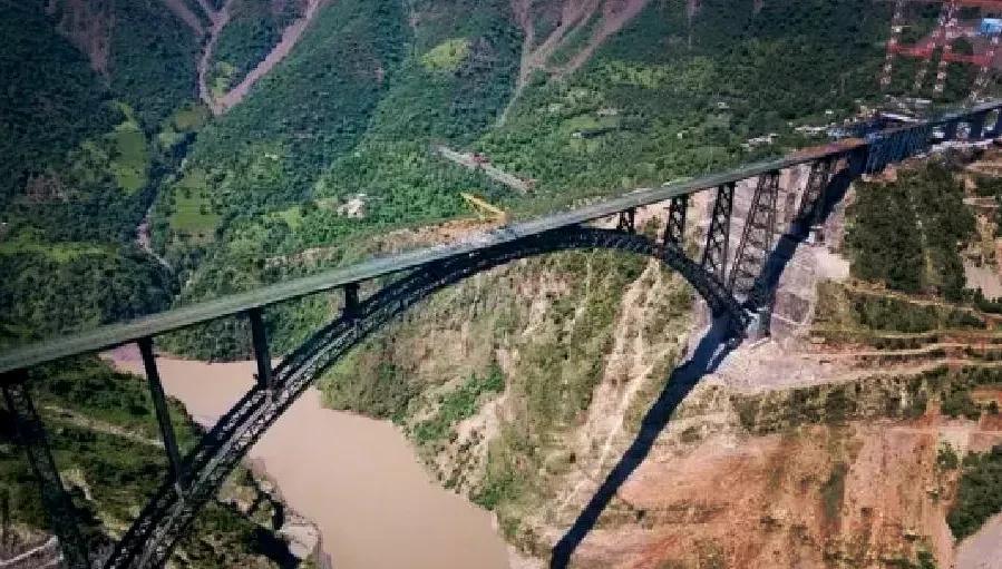 印度运行了世界最高的铁路桥？据称杰纳布铁路桥长达1315米，桥面高出河床359米
