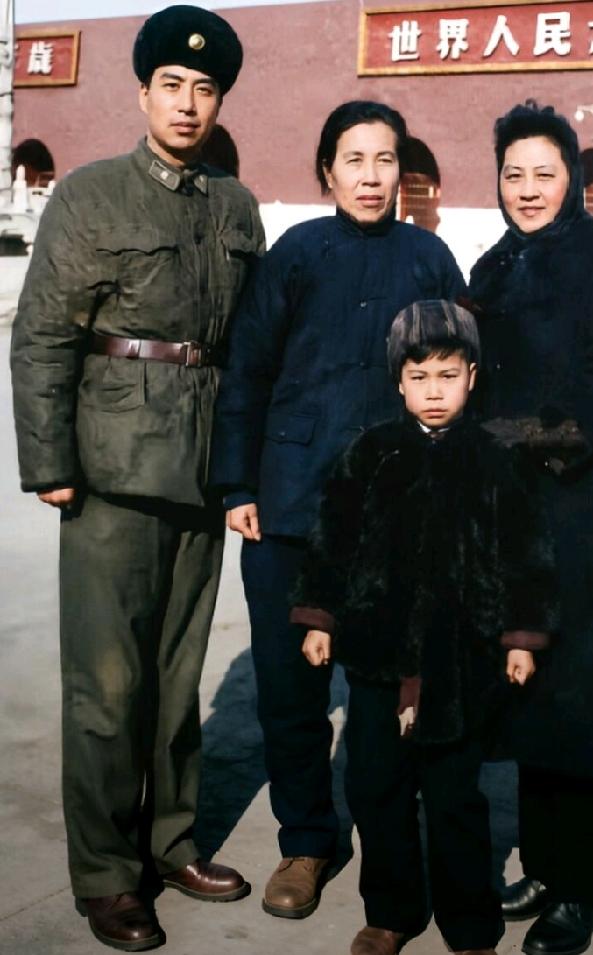 这是六十年代北京寒冬里的一张珍贵合影。初入文工团的李双江一身军装意气风发，身旁有