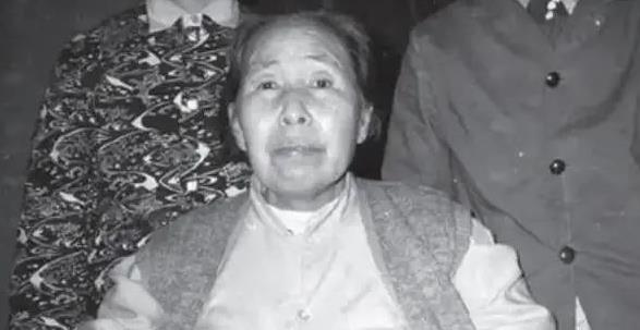 🌞1961年11月25日，宋庆龄的保姆李燕娥走进厨房不久，厨师何元光如疯了