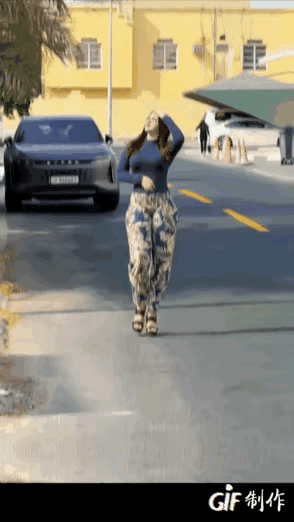 这种外国女人谁敢与之一战这就体型身板，可能在与她准备战斗的时候就要缴械投降