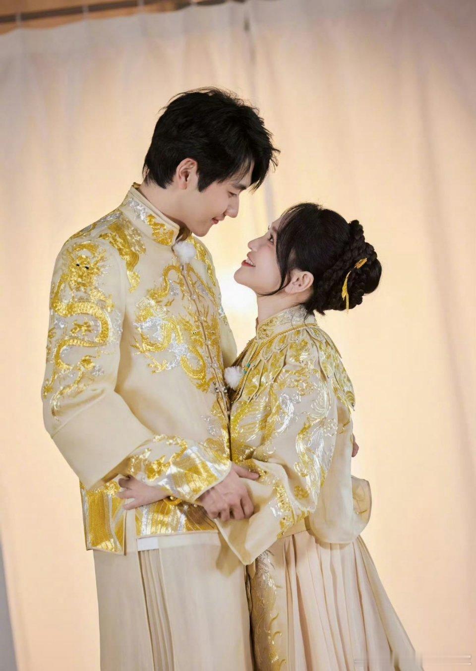 金莎都45岁了，在节目里坦言与26岁的丈夫孙丞潇正在备孕中……网友看金莎近期衣着