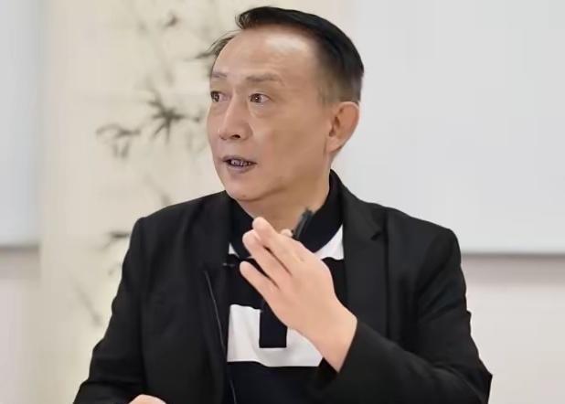 最狠的间谍，不偷你的情报，也不策反你的人；人家直接在你家里，帮你“立规矩”！一个