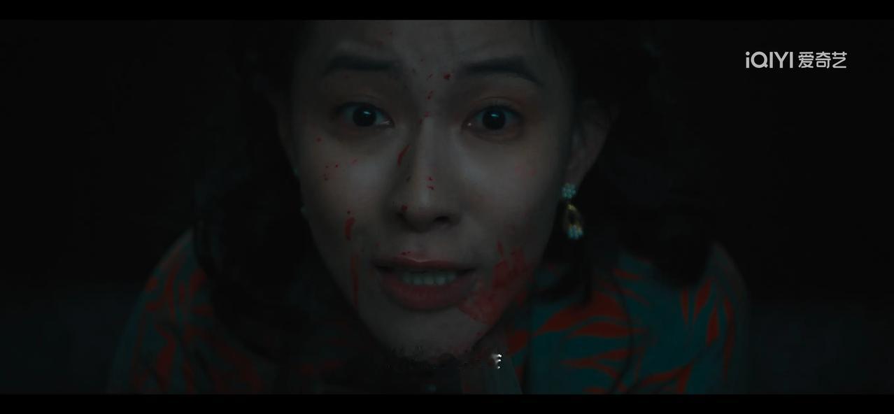 幸枝子被金宝用刀逼近墙角，还不知道犯了啥错，就藏在12条人命里。幸枝子嘴长爱