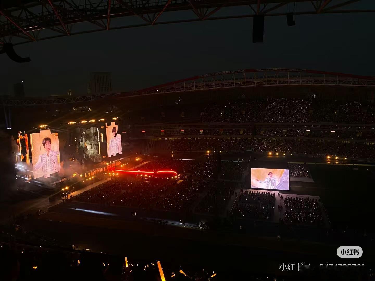 本来以为花车就一两辆意思一下，结果陈楚生直接搞了八辆？？？而且每一辆都不一样，温