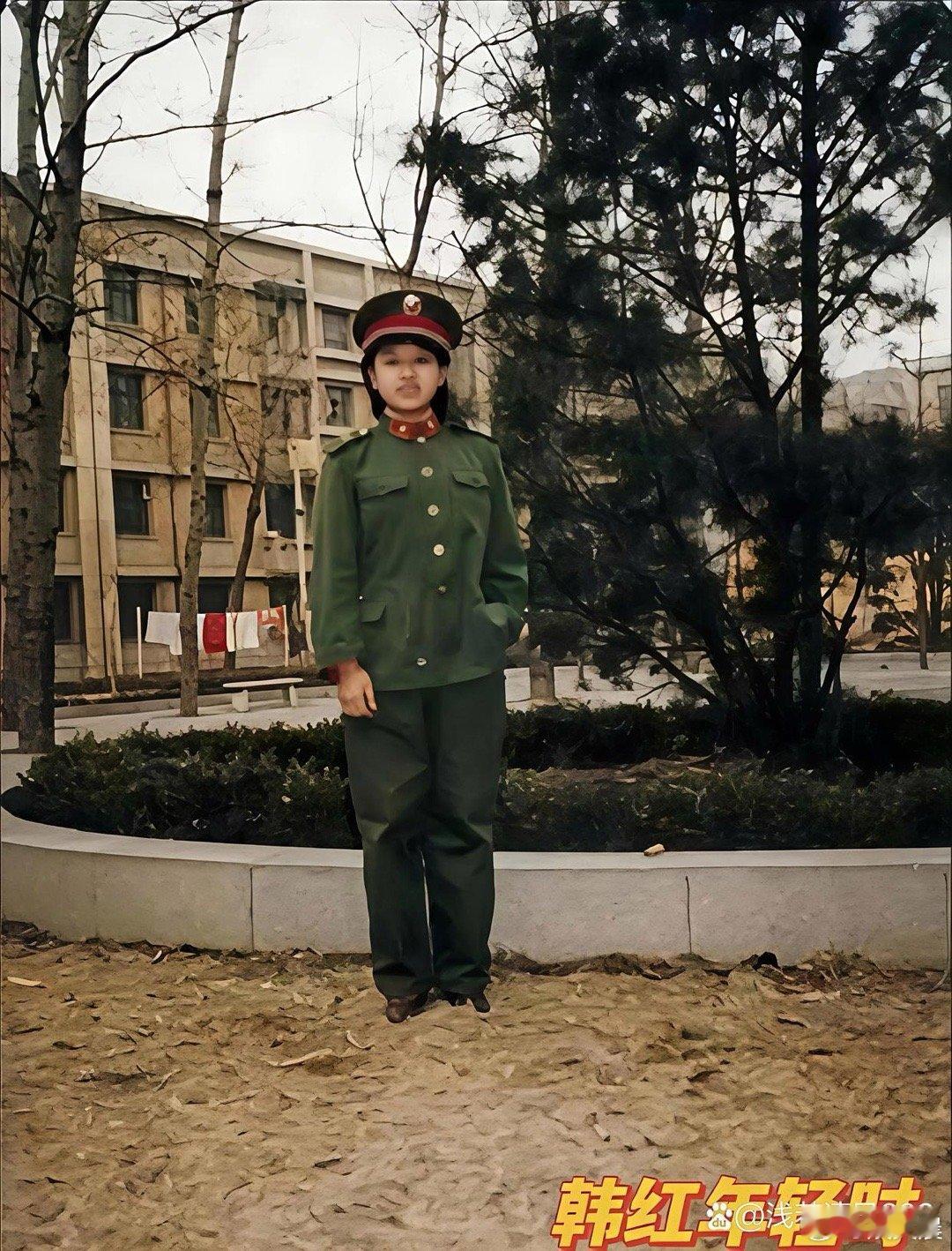 原来韩红18岁时竟是校花！翻看她当年的旧照，眉眼灵动气质清新，果然名不虚传，年轻