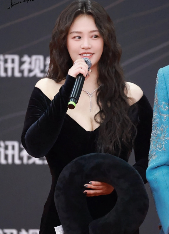 都知道她身材好，只是没想到这么好，快赶上演武则天的范冰冰了。马思纯这身材好丰满，