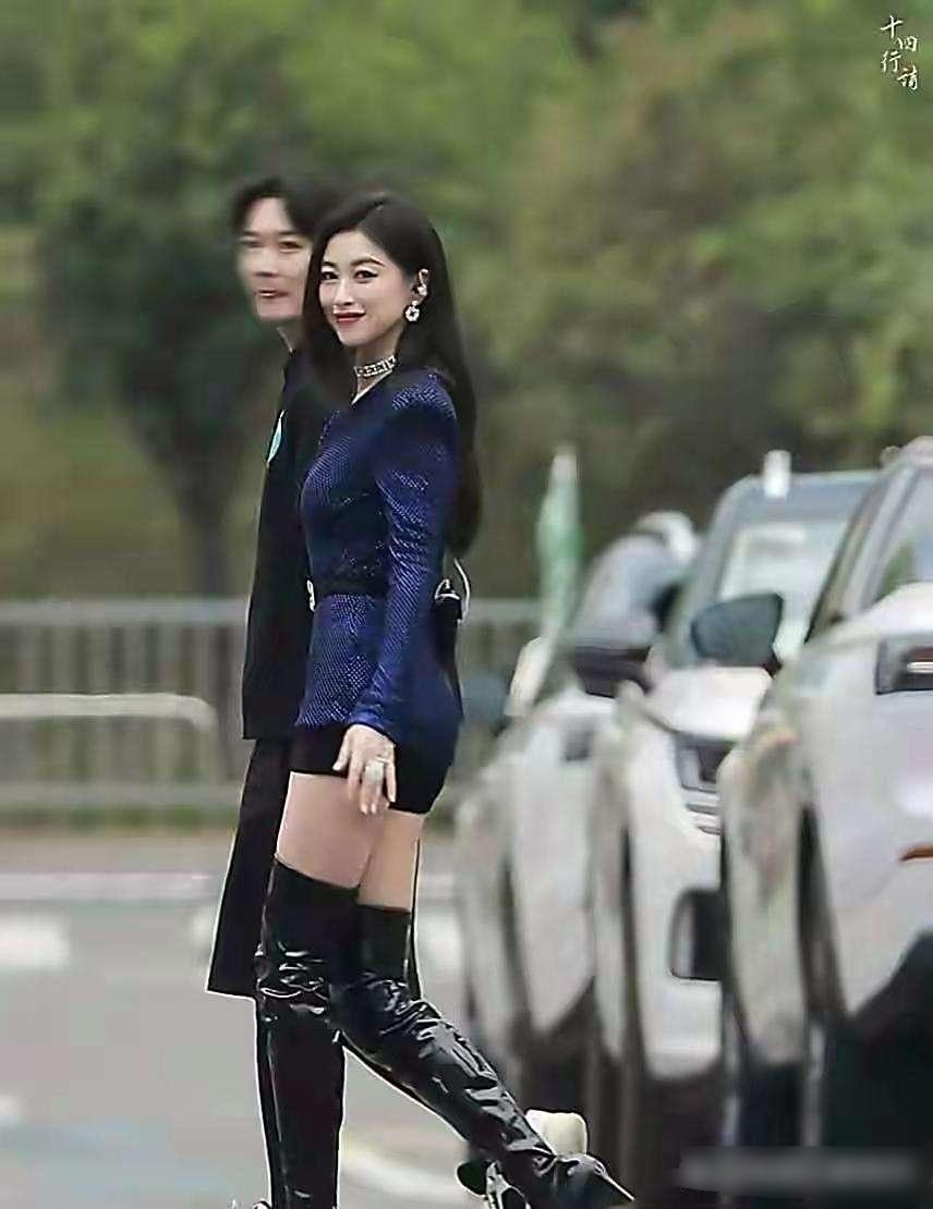 朱珠的个子虽然不高，但身材比例真的是绝绝子，高跟长筒靴配短裤，干练又不失妩媚，嫁