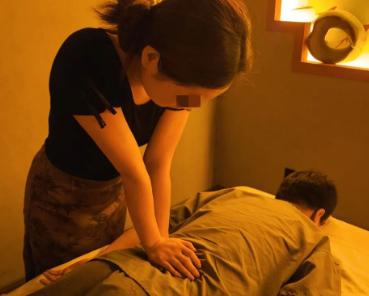 江苏泰州，男子在足浴店花了300元，点了个45分钟左右的按摩套餐。期间，女技师给