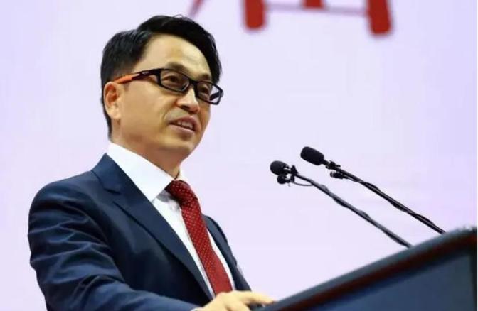 2017年，张磊用531亿资金收购了中国鞋王百丽，而百丽公司的两位创始人也很快套