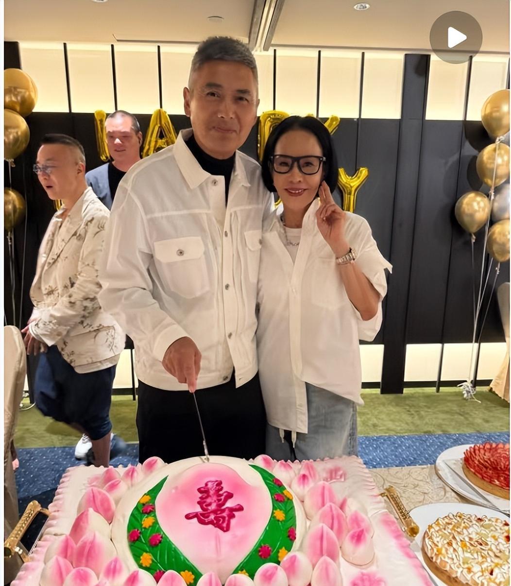 周润发70岁寿辰温馨落幕，与发嫂穿情侣装共度甜蜜时光近日是影坛传奇人物周润发7