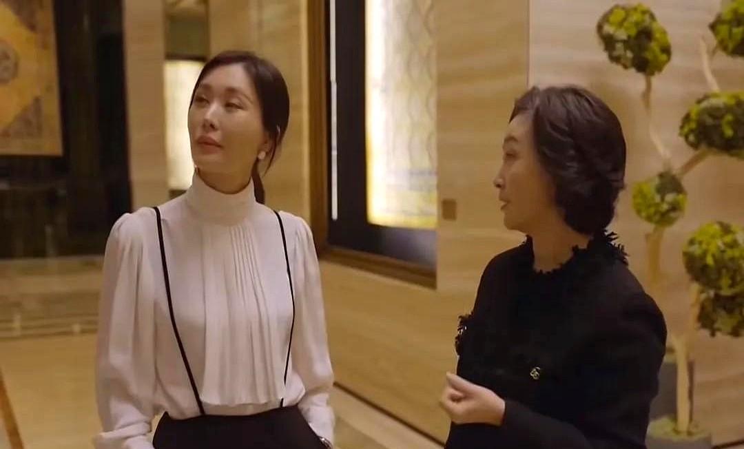 田朴珺一个“插兜、扬下巴”的动作，为何被全网群嘲？因为旁边站着的人，是何超琼。