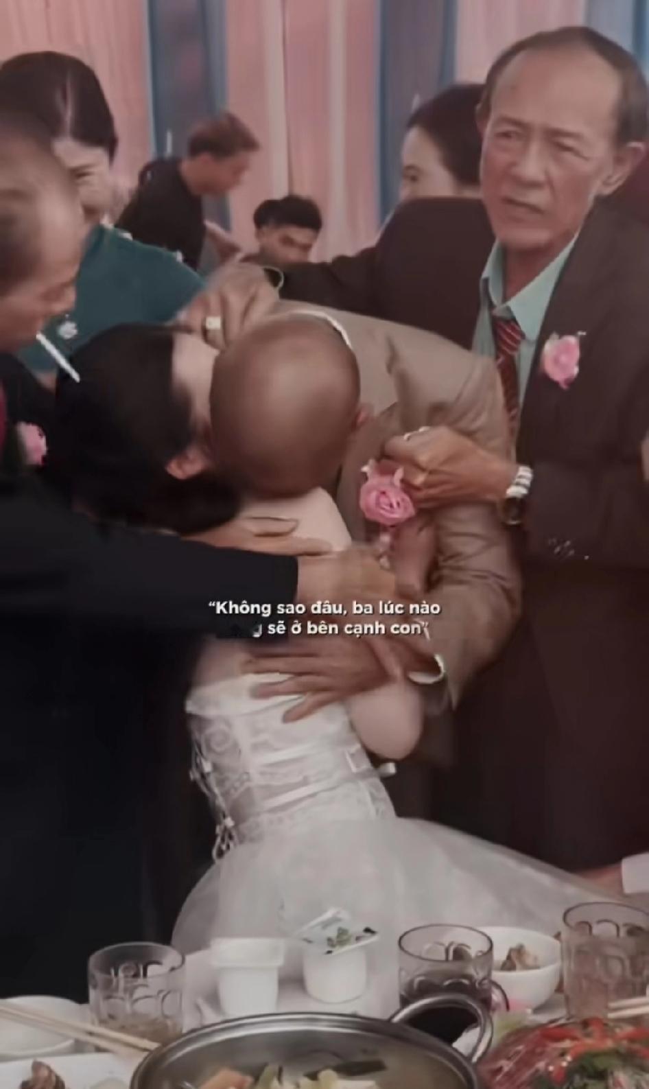 越南女儿结婚，爸爸不舍流泪痛哭，再不放手就要被打了！可能喝多了感动了，没控制住