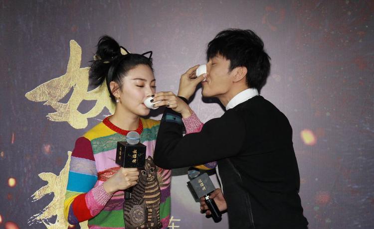 别再教女人怎么“得体”地喝酒了。真正的紧绷感，是连举杯的姿势都要预先排练。你