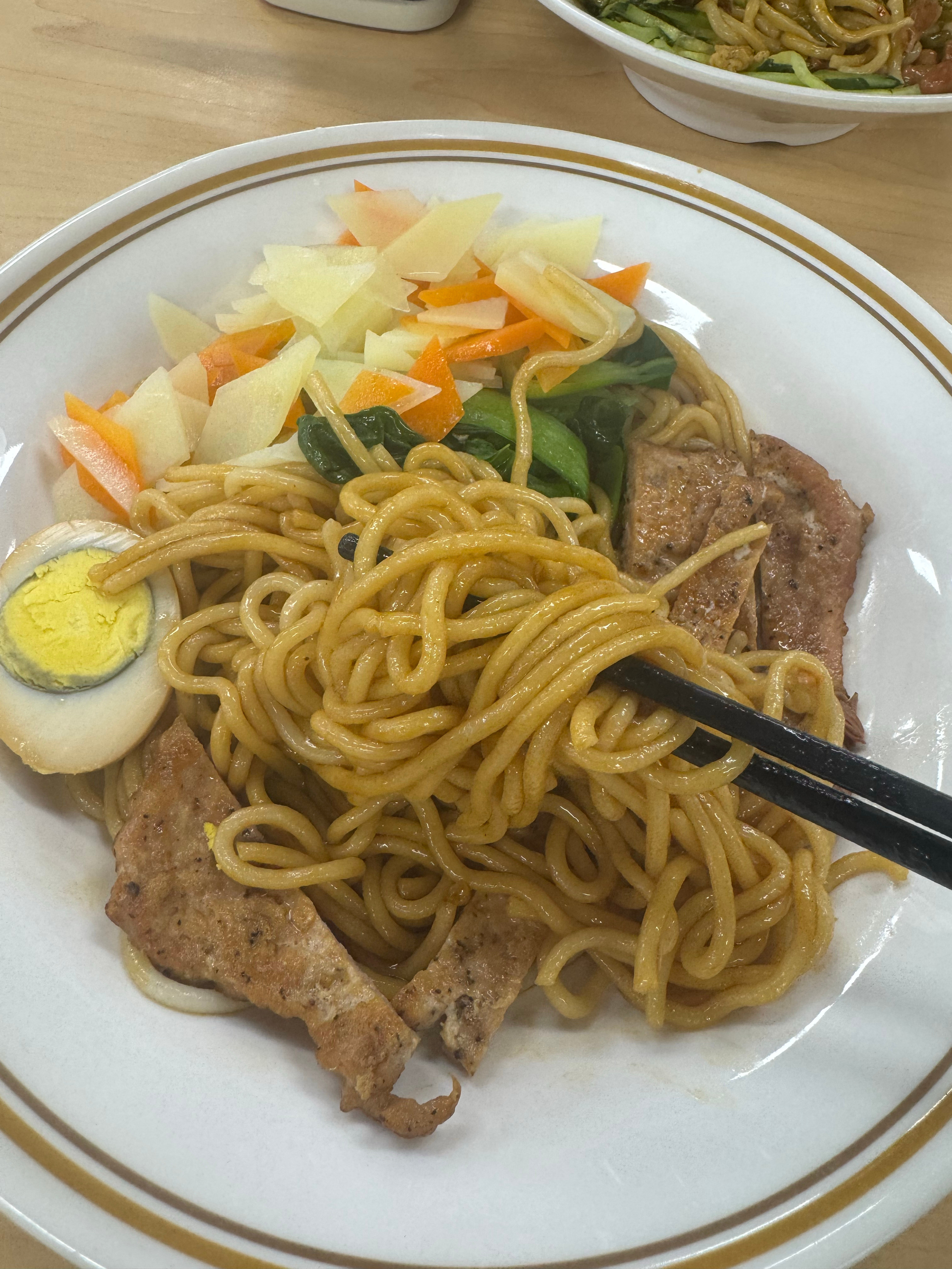 中午吃了食堂的葱油大排拌面！特别艮啾的面有点咸..我发现我口味越来越淡了