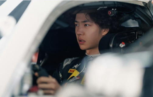 祝王一博85号赛道平安！愿你风驰电掣间尽显从容，引擎轰鸣中掌控节奏。弯道精准，直