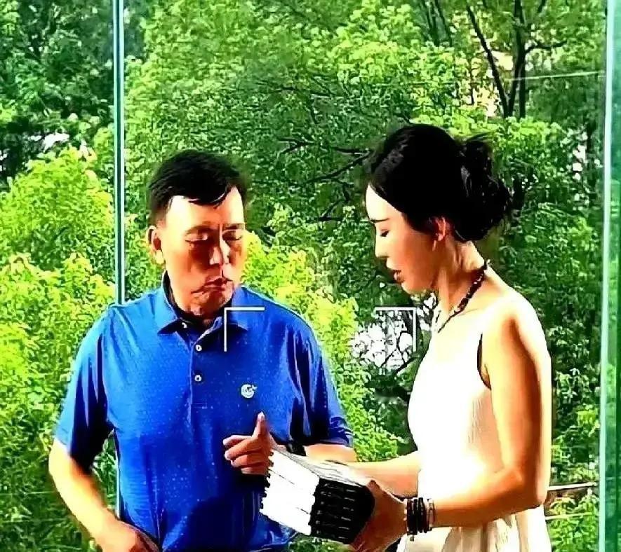 段永平只用三个字，就戳穿了田朴珺的“精英”面具。她拿着新书凑上去，他摆摆手说“