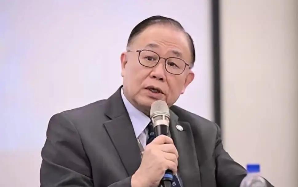 老前辈把我拽到树荫底下，烟一掐，话头就来了：“小子，命这玩意儿分十二档，一命二运