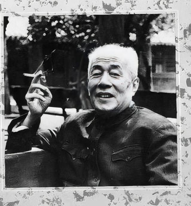 1947年，地下党王冶秋走到院子时，发现他的勤务兵被军统特务抓了，特务指着王治秋