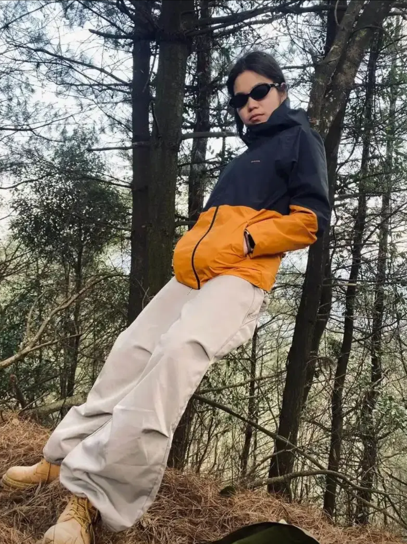 20岁贵州大三女生，凌晨独闯玉龙雪山未开发区域失联。父母早逝，与姐姐相依为命。