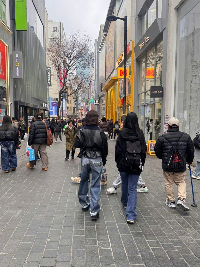 网友韩国明洞偶遇吴宣仪网友首尔明洞偶遇吴宣仪，新剪的短发识别度好高，美~