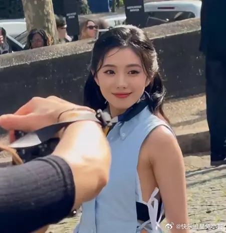 刘浩存李庚希巴黎时装周同框了！刘浩存一身浅蓝色长裙露面，坐在一群老外中间，把他们