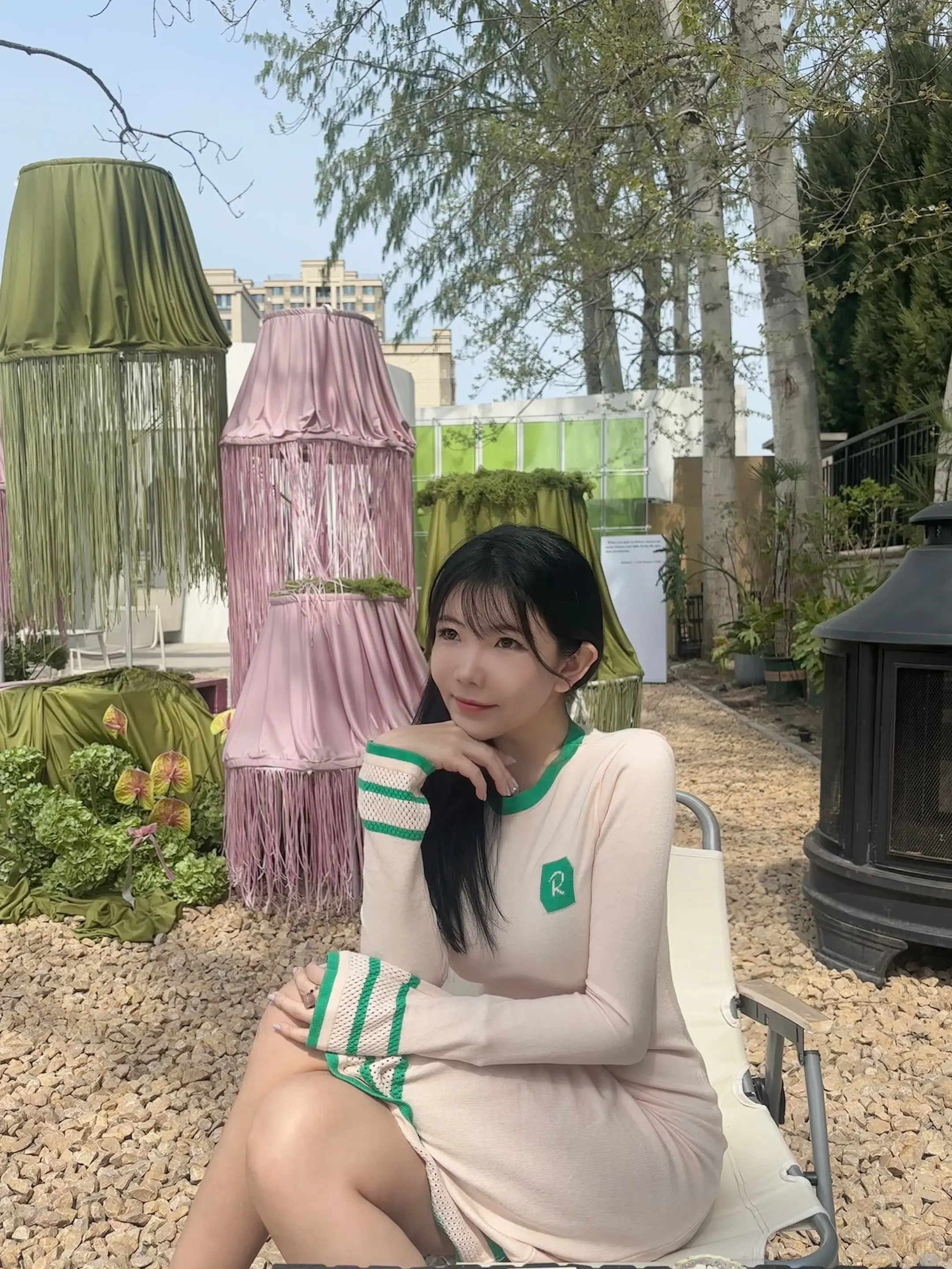 甜妹穿搭随意拍 拍照从不批腿 交出你的春日ootd 自由感拍照 只属于...