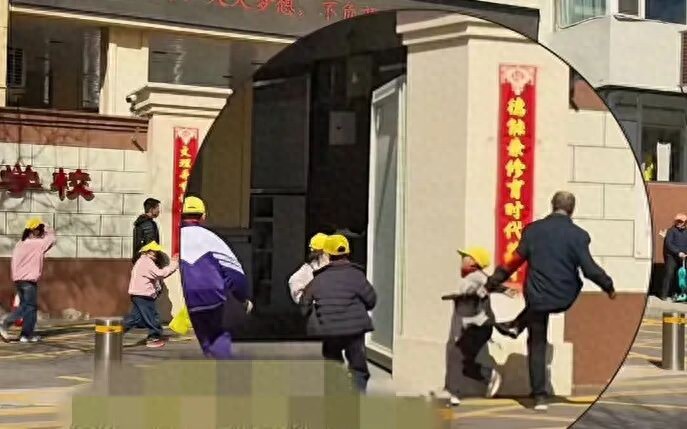 曝小学保安突然踢跑步入校的学生
