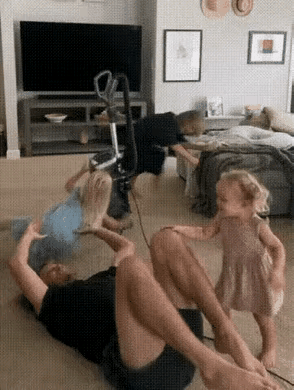 老外这种方法带孩子真是绝了，既娱乐又运动，身心都得到了锻炼，好美呀！