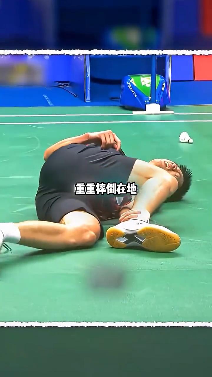 从重伤倒地到奇迹夺冠。这位羽毛球选手即将拿下生涯首枚奖牌。就在这时，他的右脚突