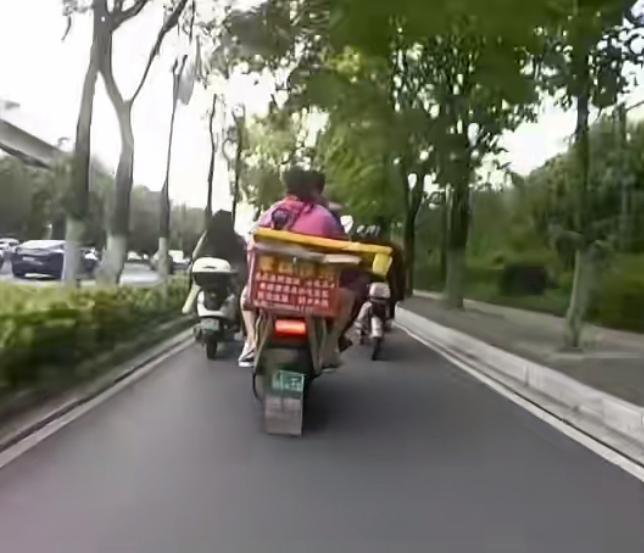 这个骑电驴子的太缺德了，强行超车车后的货架把旁边的大妈给带倒了，摔了个结实，肇事