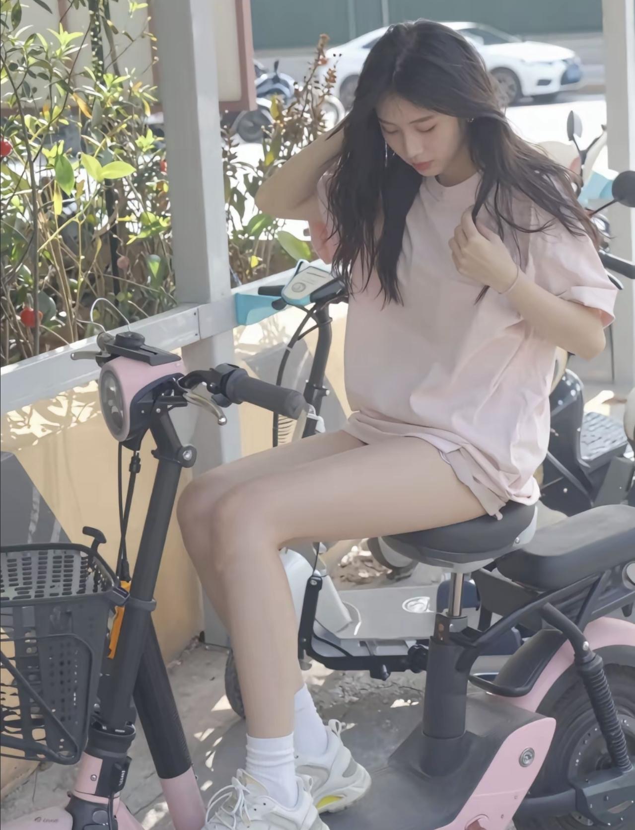 粉色小电驴载着夏日的温柔，风掠过发梢时，连烦恼都被吹跑啦