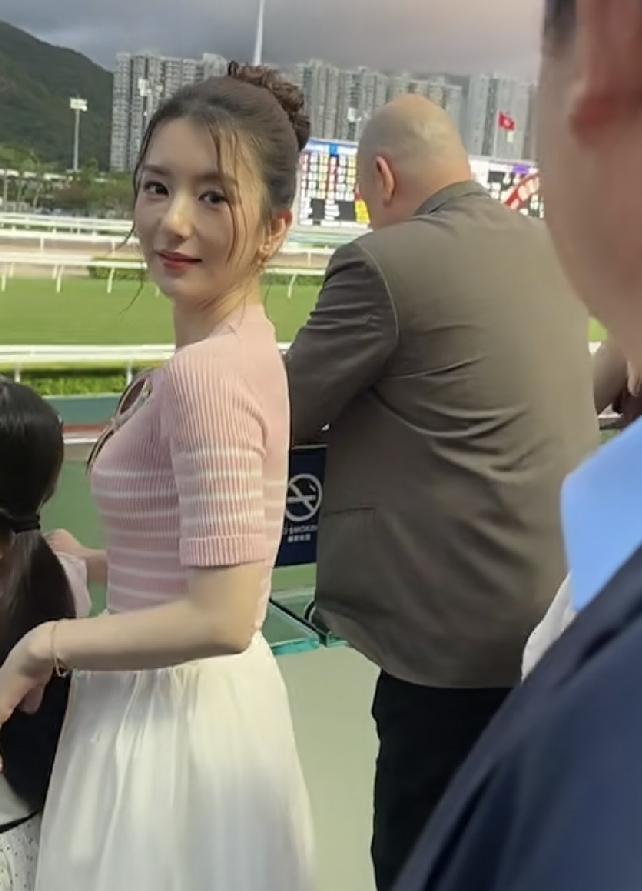 7月1日，方媛与郭富城带两个女儿现身香港，路人镜头下的方媛鼻子好大很是富态，但看