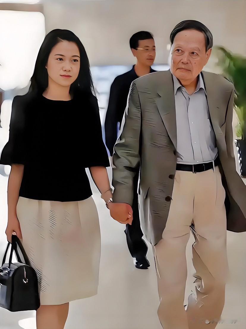 我们应当为翁帆女士正名。长久以来，公众对她与杨振宁教授五十四岁龄差距的婚姻抱