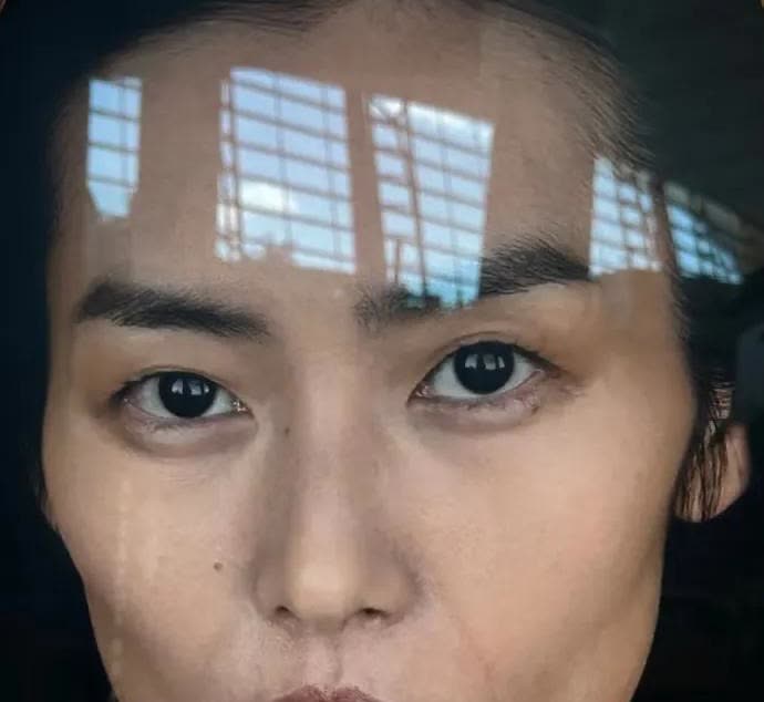 被刘雯的这张海报震惊‼️法令纹泪沟甚至卡粉都没修，狠狠爱了‼️