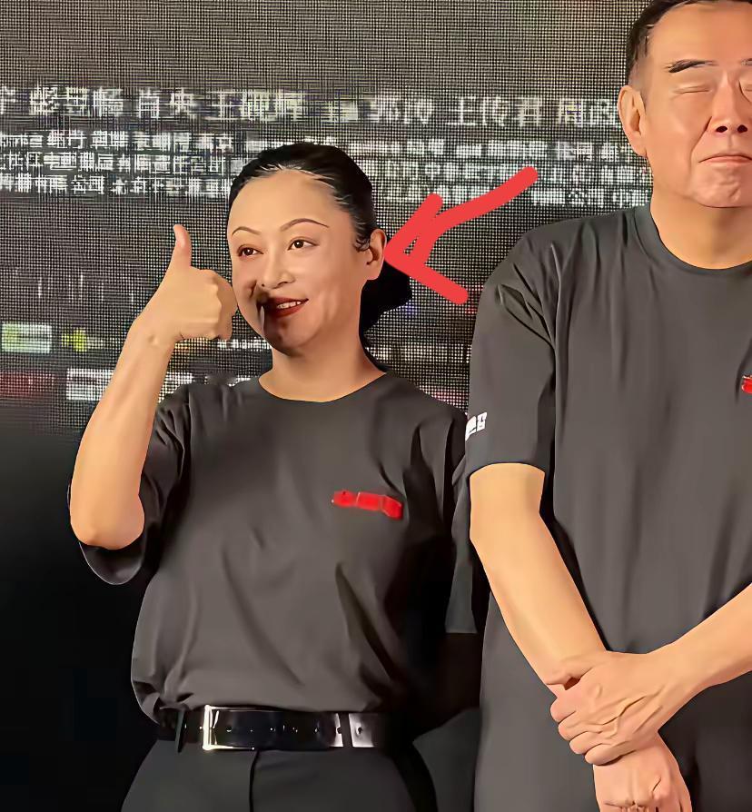 陈凯歌肯定是嫌弃陈红老了！​​最近陈凯歌和陈红一起出席活动，但是明显的能看出来