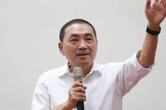 国民党内部反对郑丽文的人站出来了。第一个跳出来的是台南市议员蔡育辉,对着镜