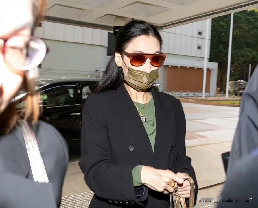 张柏芝的美还是太权威了她因为合同纠纷吃上官司三次出庭却一次比一次美，直接变身