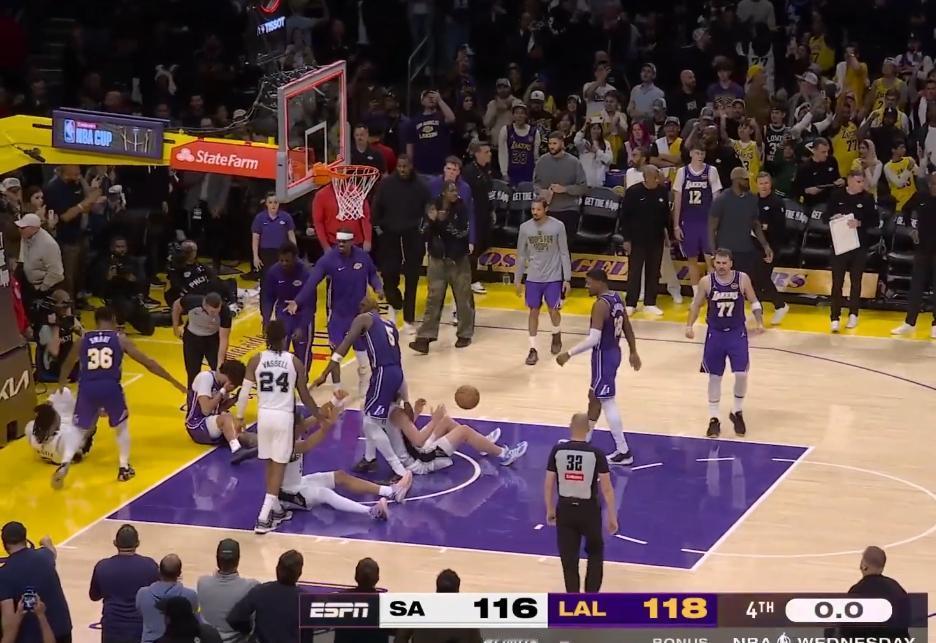 极其混乱且危险的0.1秒，球员倒地一半，湖人俩中锋险些同时受伤。11月6日NBA