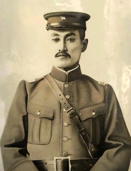 1925年11月26日，奉军第四方面军军团长姜登在滦州城遭郭松龄处决，韩麟春后来