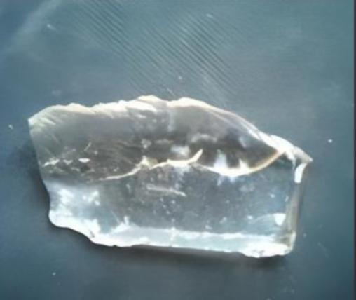 1930年，新疆一位牧民在放羊时，发现羊群突然避开了一片草地，他走近一看，草地上