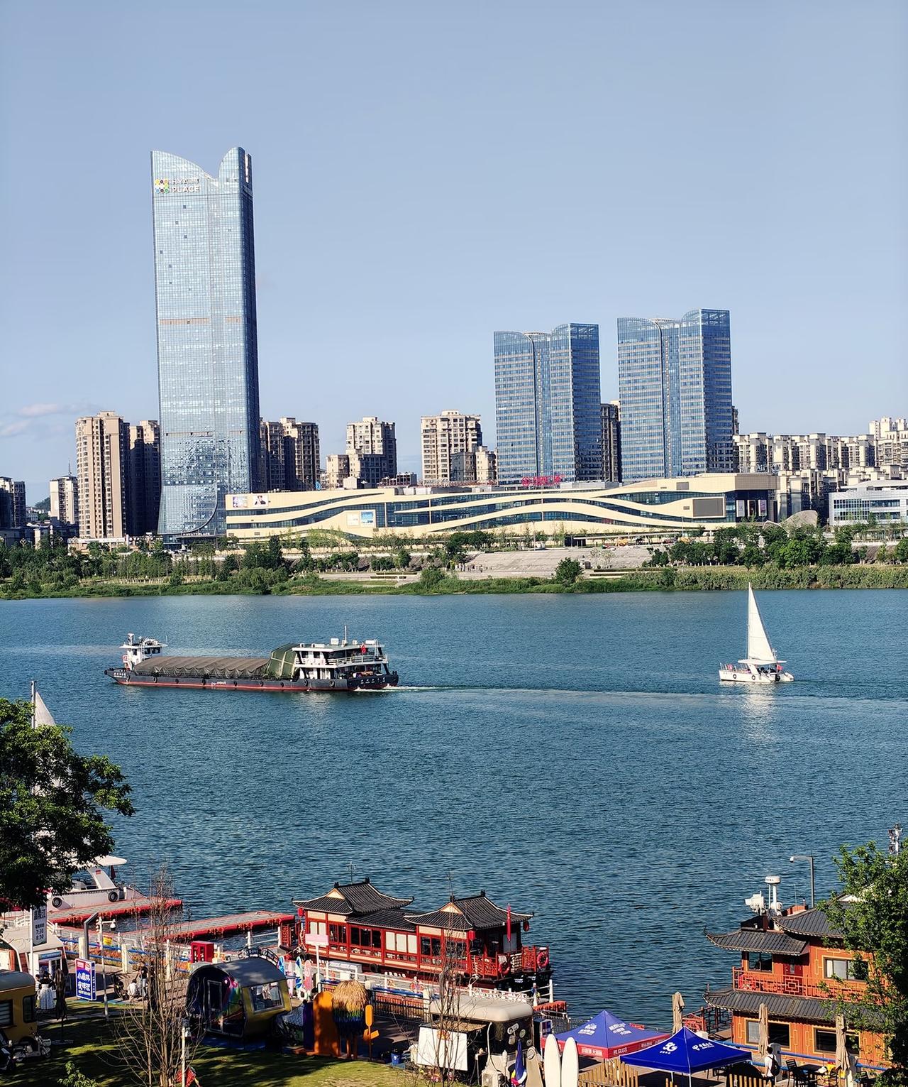 2025年，常住人口减少最多的十大城市：1.临沂：减少约8.84万人2.