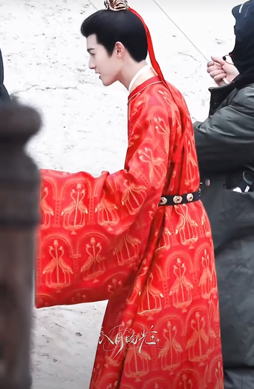 李昀锐尚公主婚服造型路透，言尚红衣好衬人