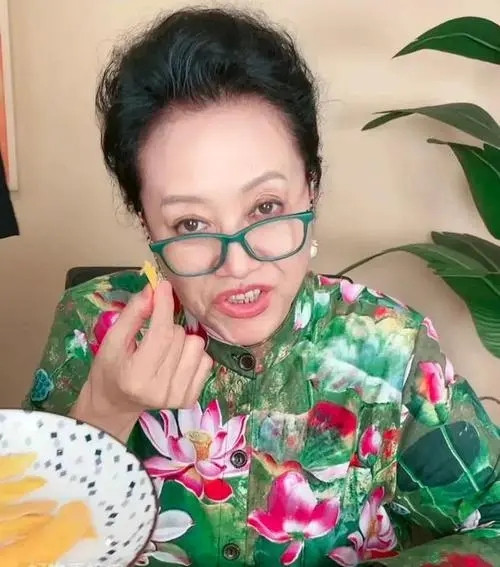 一级演员王丽云，直播带货时同时在线2w人，观众既不买东西，又不刷礼物，她对网友说