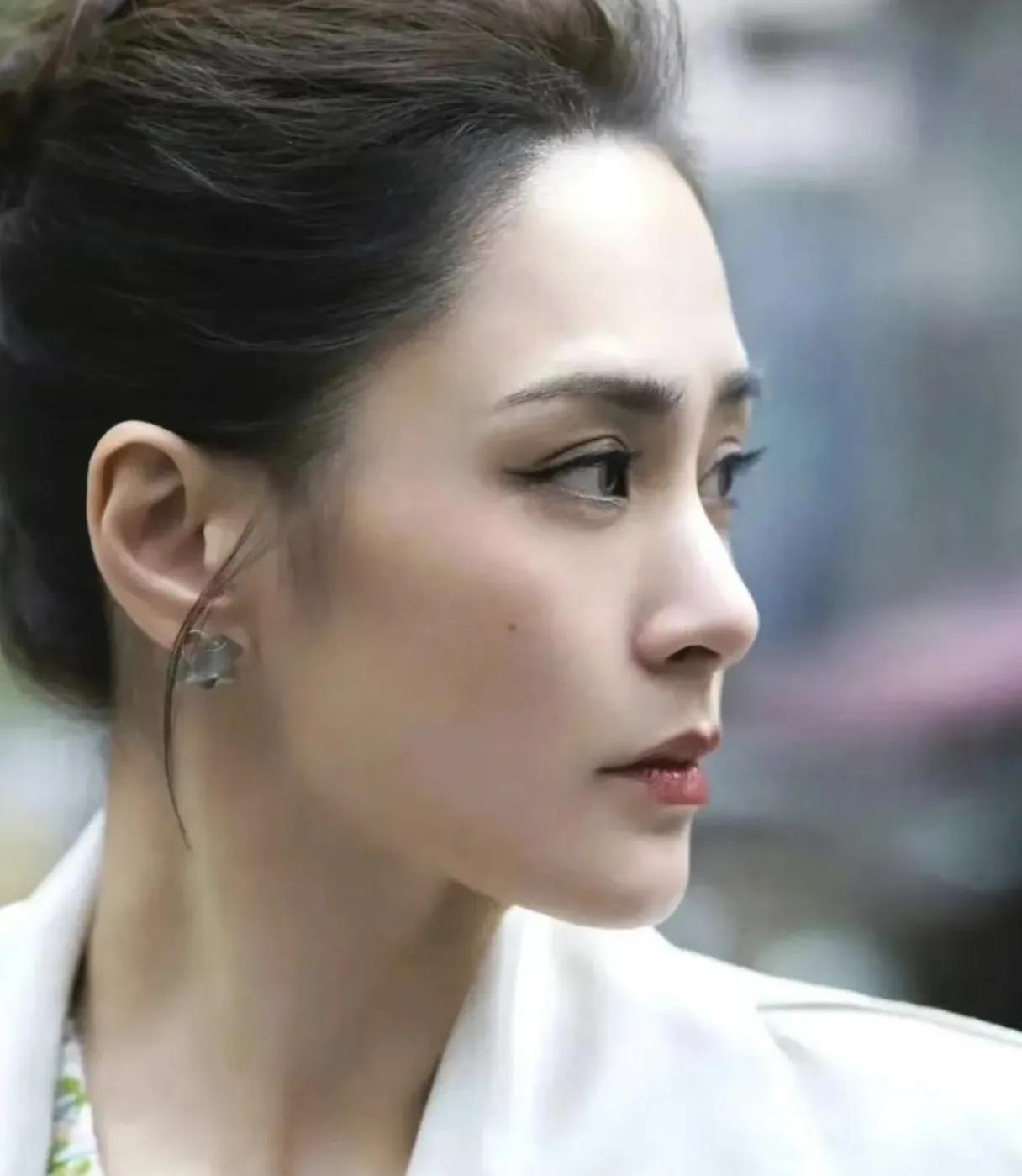 大家发现没有，阿娇的验证，尤其是侧颜，真的很“能打”，娱乐区中没有几个女星的侧颜