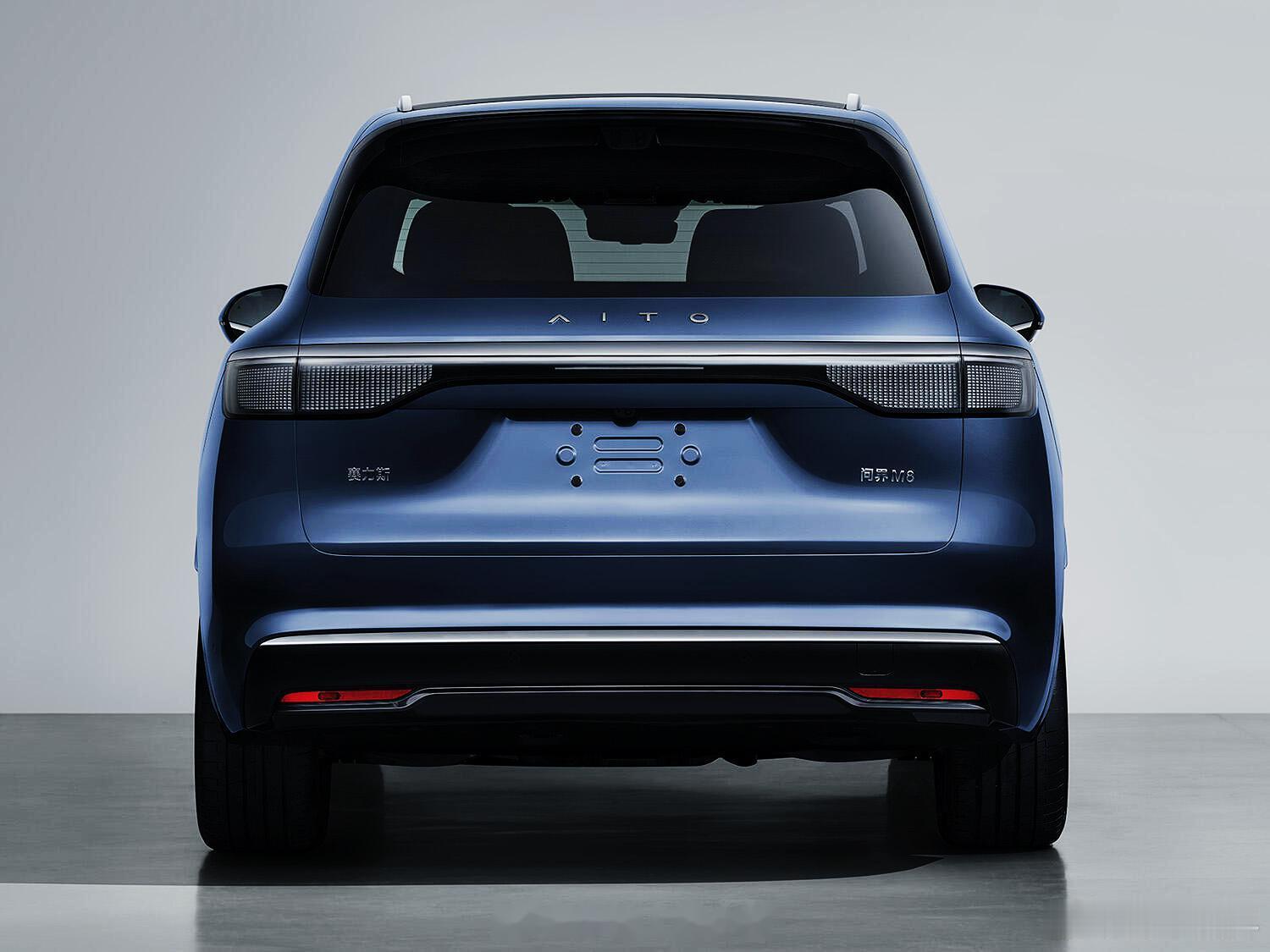 「问界M7EV」，尾灯区别于M8、M9；车头大概率还是一套脸，估计「工信部车展