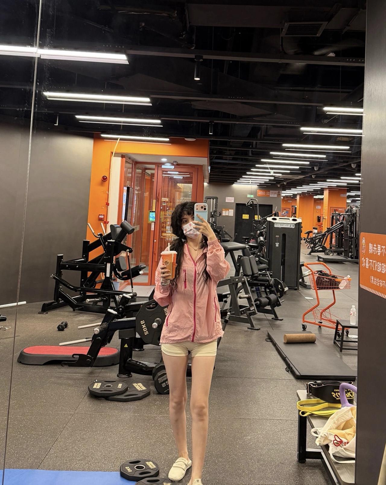 健身完的我正在拍自拍。锻炼打卡照健身自拍图刚运动完自拍健身自拍图刚运动完