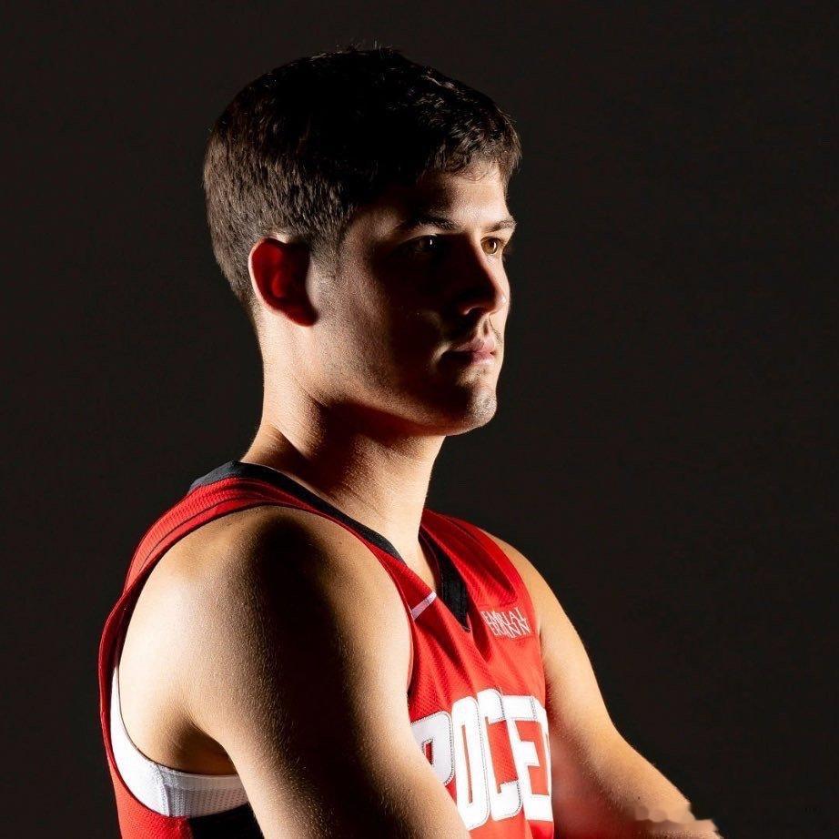 休斯顿火箭NBA球员评分谢泼德-我的评分：里德·谢泼德在首次主场首发中，三分