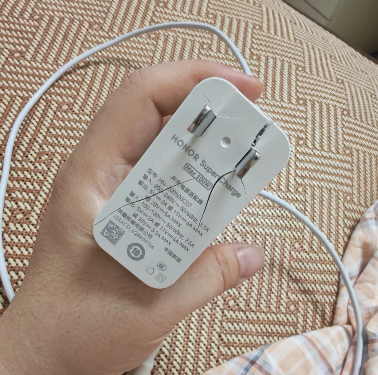 数码闲聊站第一次见这种，居然还能裂开[抠鼻][抠鼻]​​​