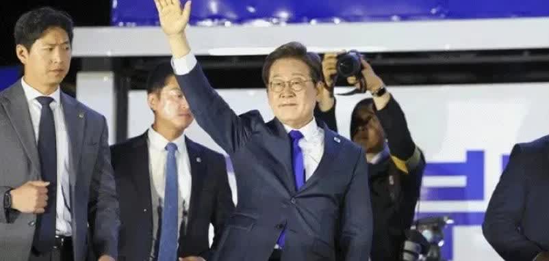 7月22日，韩国改口了：韩国前任总统尹锡悦听美国听，美国让韩国干什么，韩国就