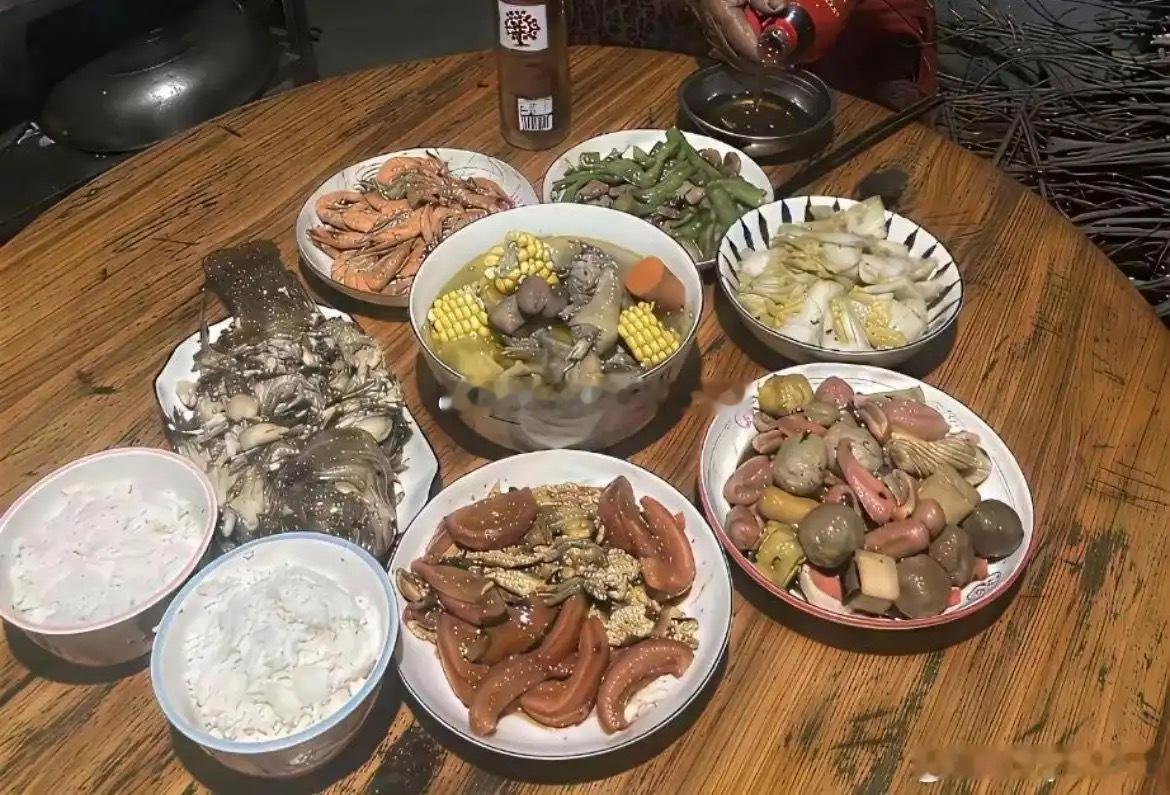 已经这个条件了，居然还吃这么好的饭菜？​​​